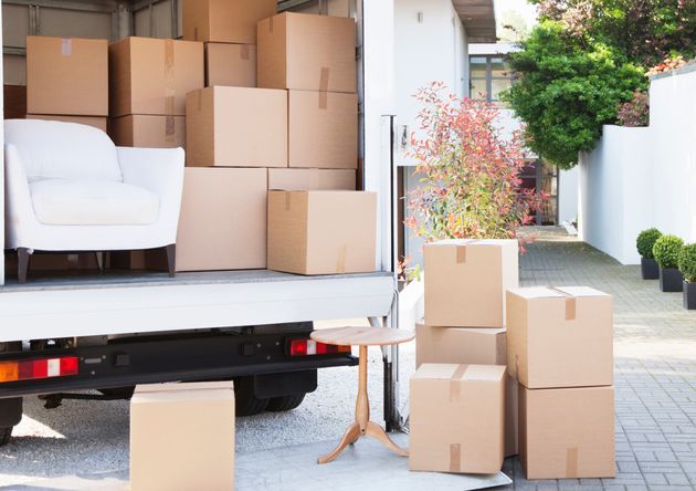 Sur cette image nous pouvons voir des cartons empilé avec un camion de déménagements