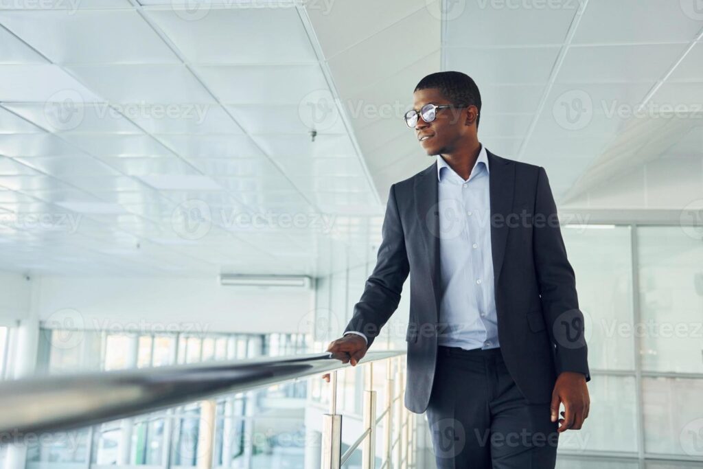 Un homme qui regarde depuis le premier étage